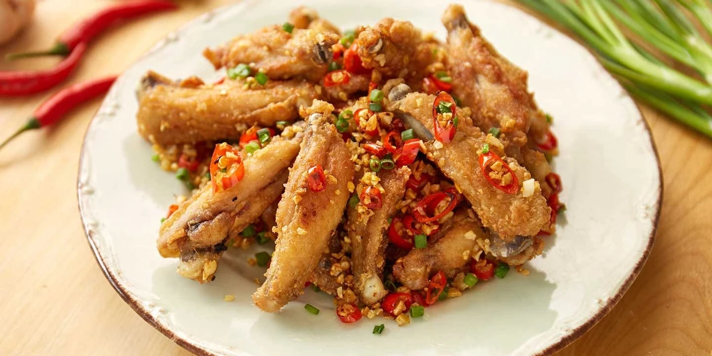 ปีกไก่กับพริกกระเทียม — ภาพที่เพจร้านเผยแพร่
