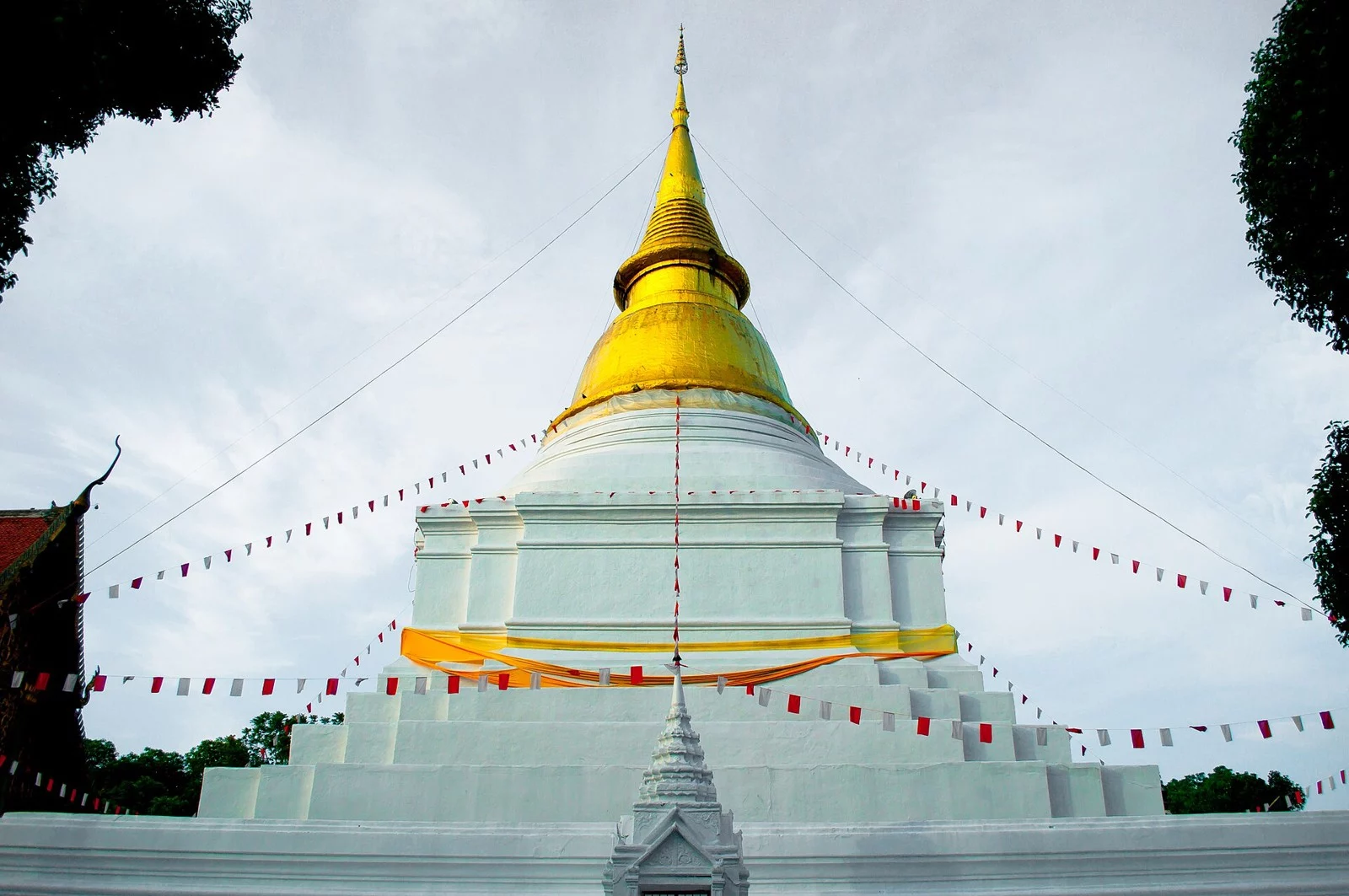 พระธาตุเจดีย์วัดพระแก้วดอนเต้าสุชาดาราม จังหวัดลำปาง ภาพถ่ายจริง