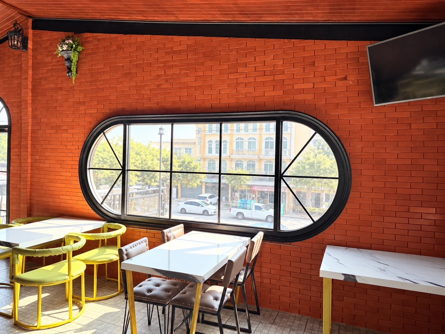 หน้าต่างวงรี ร้านเครื่องเทศ คลองสี่ ลำลูกกา