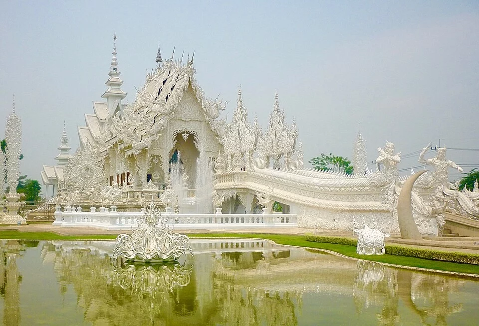 อุโบสถสีขาว สะพาน และสระน้ำวัดร่องขุ่น เชียงราย