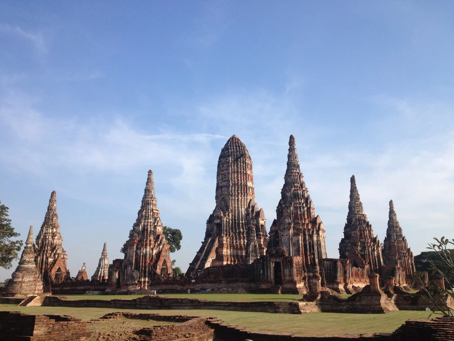 วัดไชยวัฒนาราม: อ่านความงามของปรางค์ อิฐ และผังวัดริมเจ้าพระยา