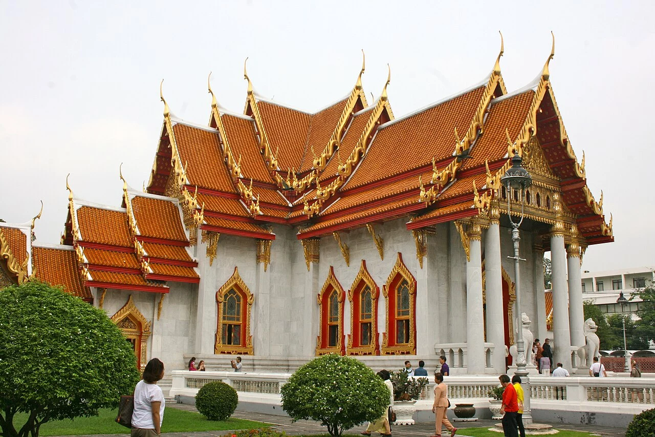 หลังคาพระอุโบสถวัดเบญจมบพิตร เหนือตัวอาคารสีอ่อน