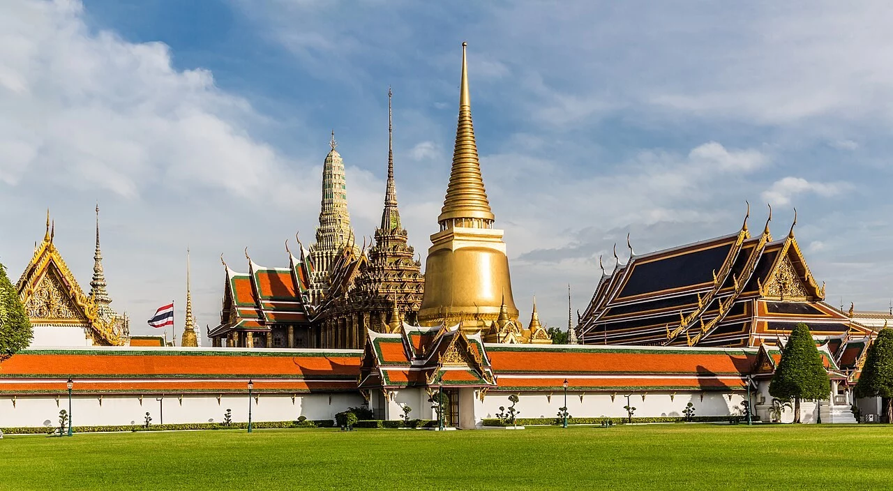 พระปรางค์ เจดีย์ และหลังคาของวัดพระแก้ว มองจากบริเวณพระบรมมหาราชวัง