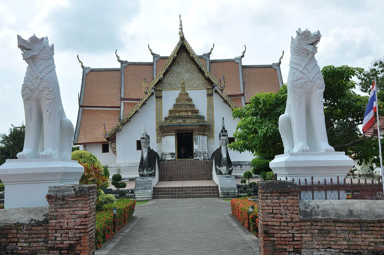 วัดภูมินทร์ จังหวัดน่าน มุมทางเข้า เห็นหลังคาและแนวจั่วด้านหน้า
