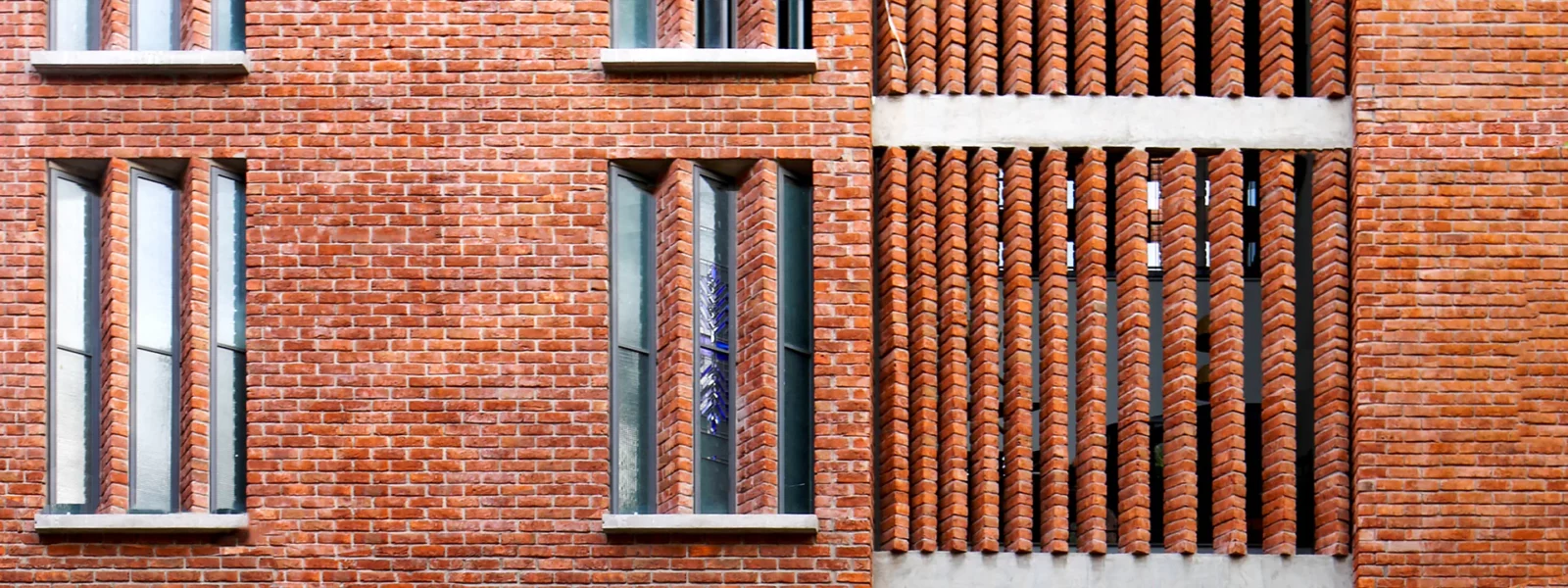 ภาพสีผนังภายนอกจริง House with a Brick Veil ใน New Delhi แสดงอิฐและช่องโปร่ง จากเว็บไซต์ Studio Lotus