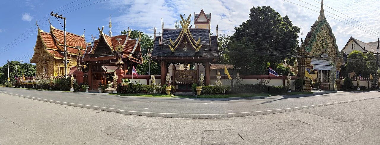 ทางเข้าวัดศรีดอนมูลและแนวอาคารในภาพพาโนรามา