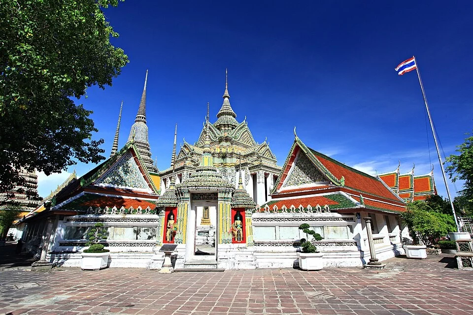 อาคารและหลังคาในบริเวณวัดโพธิ์ กรุงเทพมหานคร