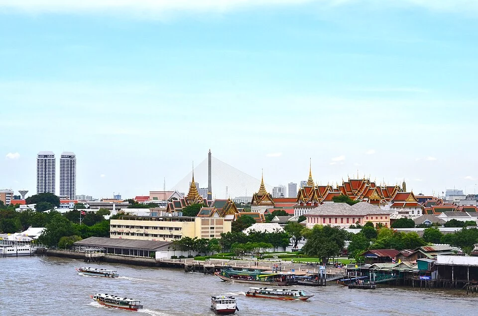 มุมมองพระบรมมหาราชวังและวัดพระแก้วจากฝั่งแม่น้ำเจ้าพระยา