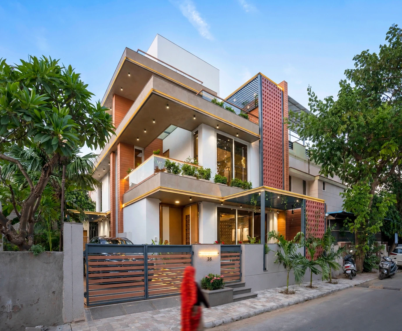 ภาพสีอาคารจริง Terracotta Screen House ใน Ahmedabad แผงดินเผาหน้าบ้าน ภาพจาก Prashant Parmar Architect เครดิต Studio_16MM