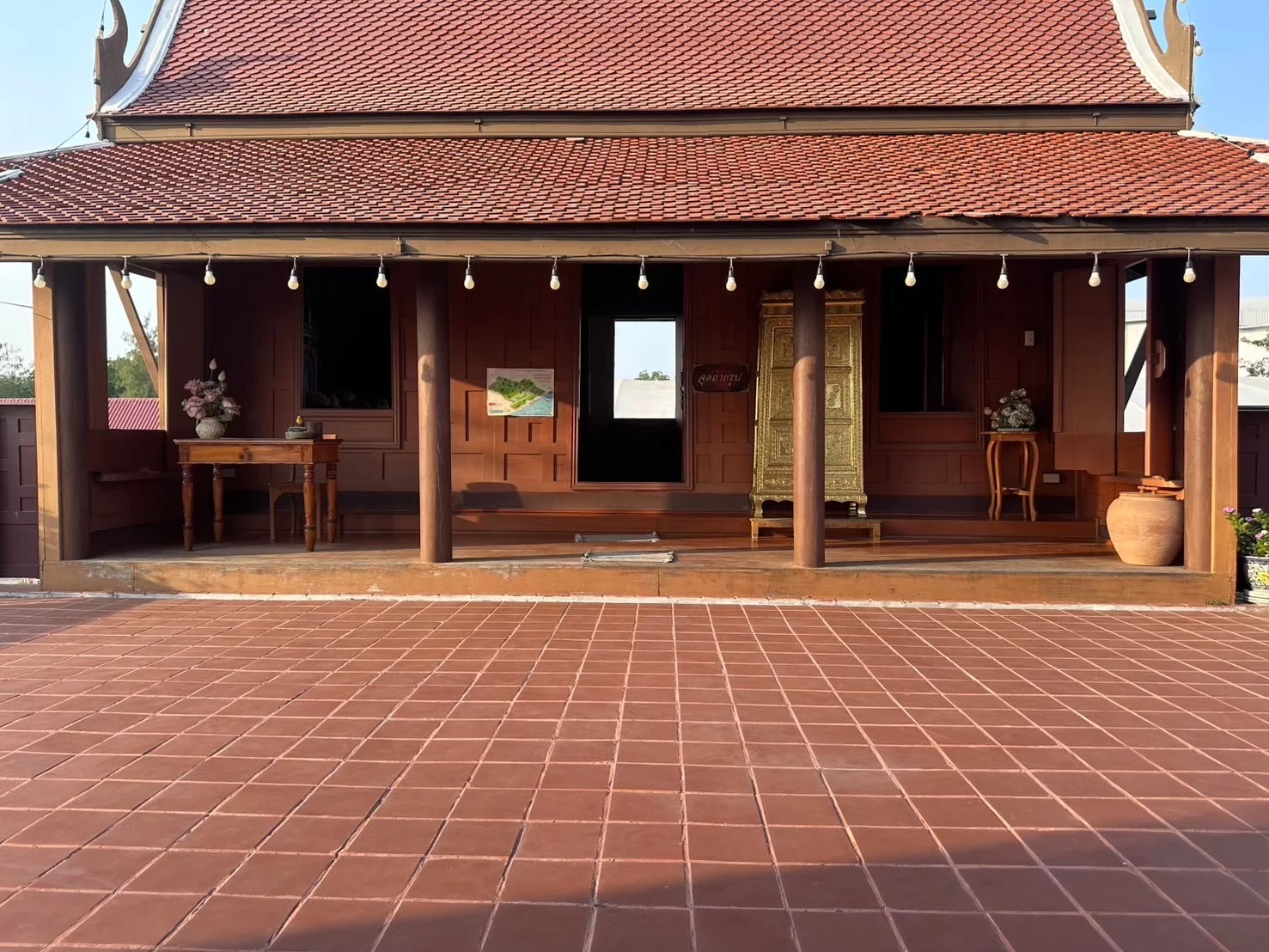 แนวตารางกระเบื้องรับกับจังหวะเสาและช่องเปิดของอาคาร