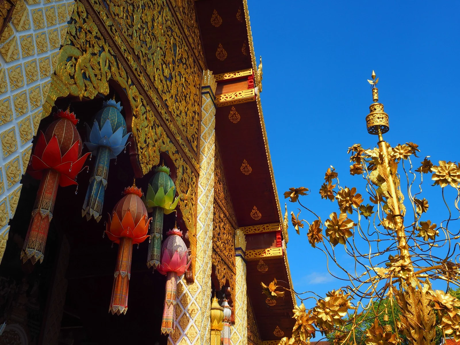 ลวดลายประดับสีทองและเครื่องแขวนหน้าวิหารวัดพระธาตุลำปางหลวง